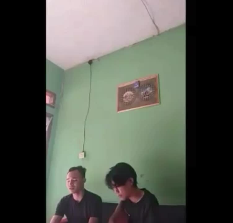 Bismillah..
Cover ke-2 Saya Andi Kurniawan, Umur 21, Asal Garut, Sholawat Badar. Semoga Bisa Lolos&Bisa Membawa Nama Baik TNI Di Audisi Ini.