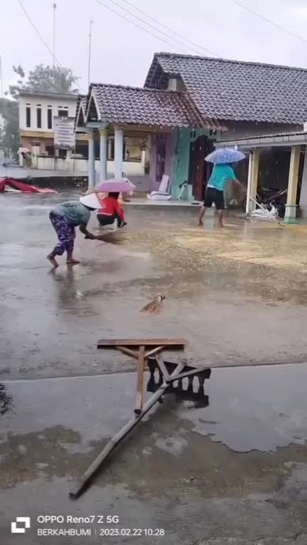 Kalo ditinggalin ayang udah bikin kamu galau, belom pernah aja ngerasain kayak gini