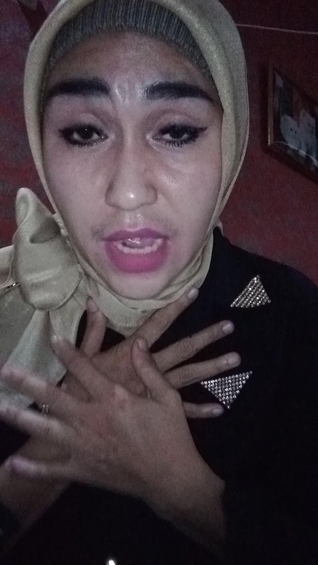 assalamualikum dewan juri yg trhormat perkenalkan nama sy siti mariyam/mia agustin asal sy dr tangerang banten, hoby brnyanyi dan 