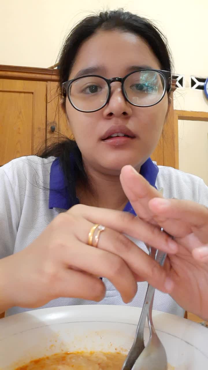 reviewwww weeeyyyyy bukannn endorseeee... astagahhhh🤦‍♀️🤣