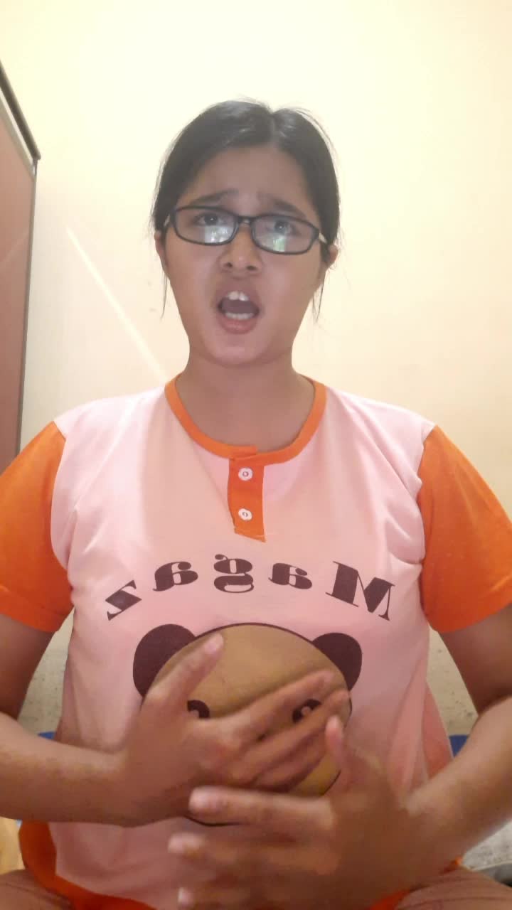 latihan vokal. masih ga sesuai musik. latihan lagi ya neng...