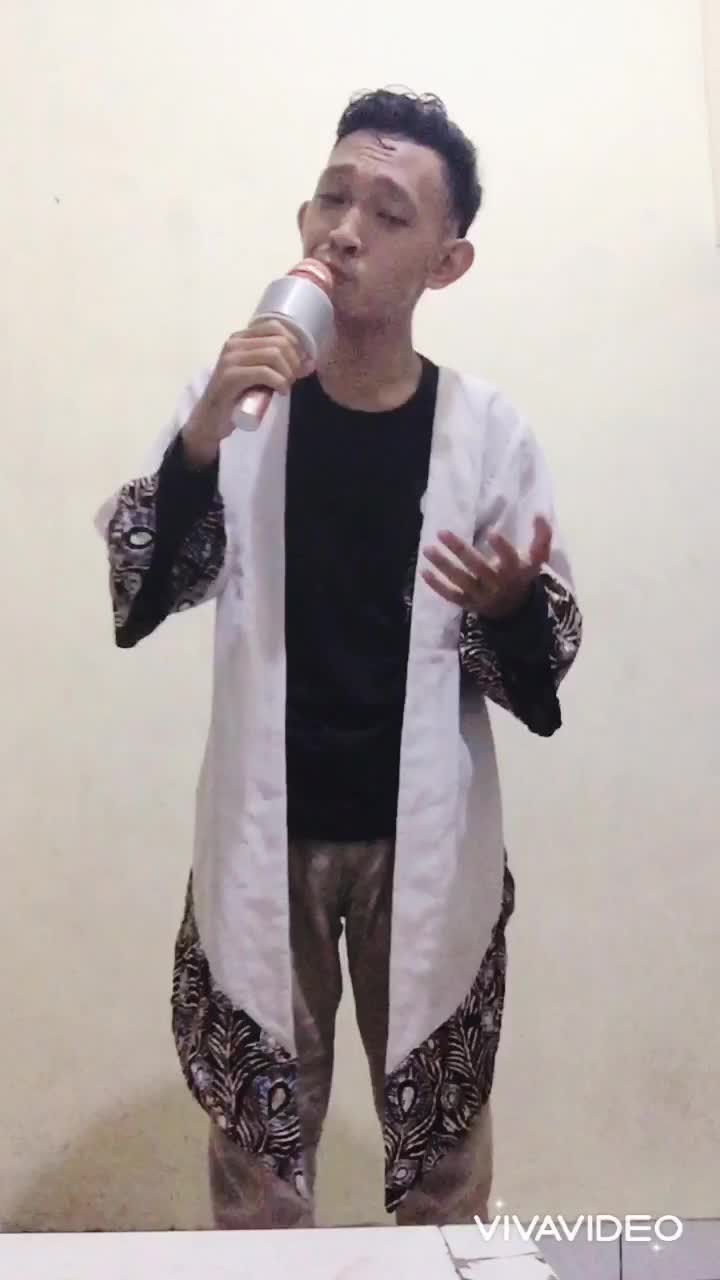 Hitam Bukan Putih
Ciptaan Meggy Z (Alm)
Dipopulerkan oleh Mega Mustika

Nama : Ahmad Haedarrohman
Umur : 21 tahun
No WA : 085226411655