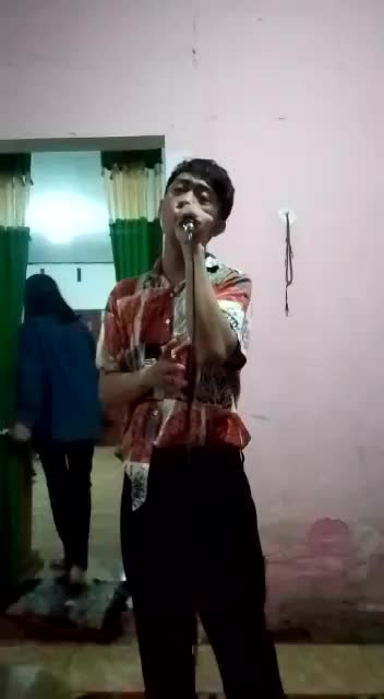 judul lagu:takkan berpaling darimu.. nama:yusrin umur:28 berasal dari: kota kendari Sulawesi Tenggara