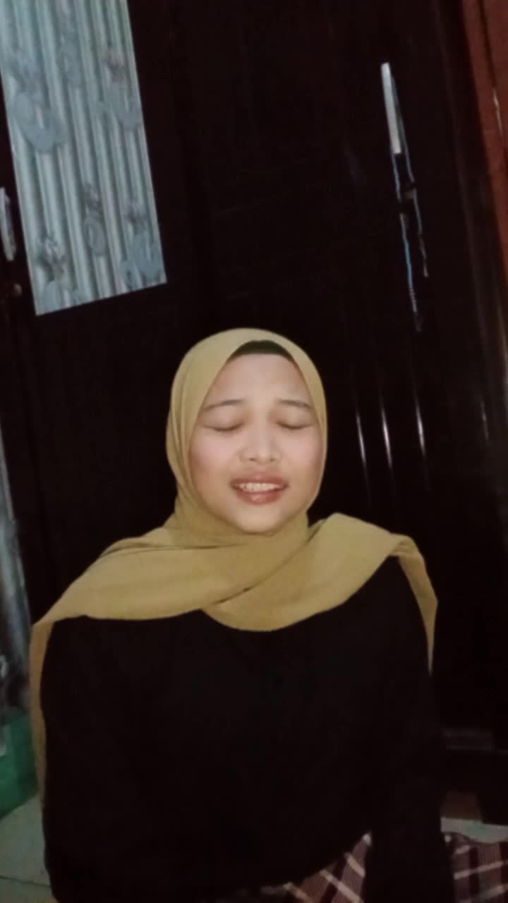 Assalamualaikum 🧕 Saya Sri wulandari asal dari kota Bekasi 22 tahun hobi saya bernyanyi😊 lagu: syaikhona. bismillah #voiceoframadhangtv