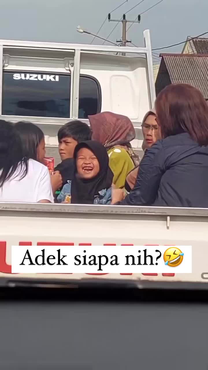 Adeknya Bahagia Sekali