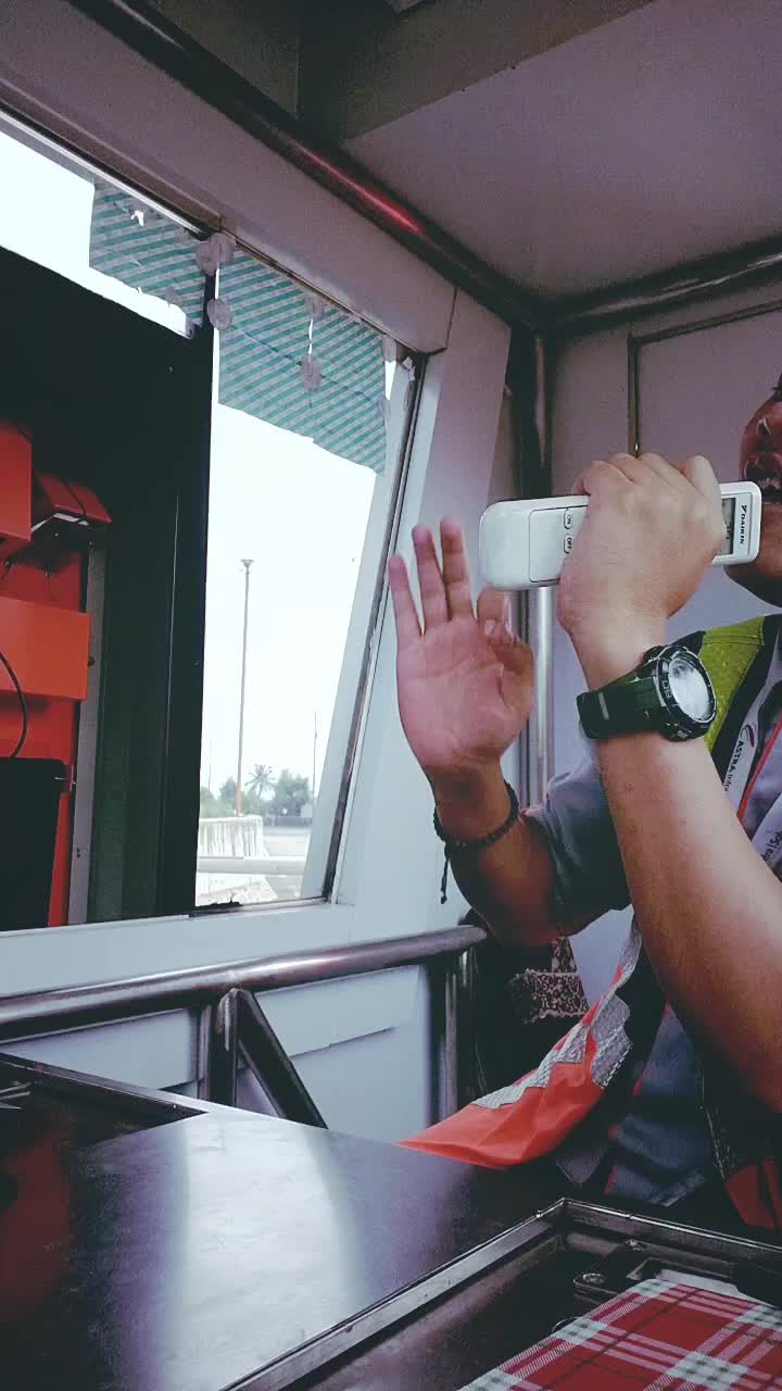 tak ada mik, remot Ac pun jadi. wkwkwkkk