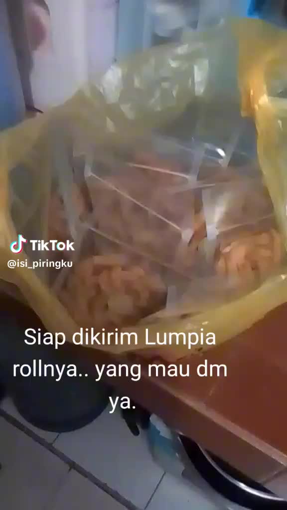 Permisi mau jualan lumpia roll Rp 30.000 siap kirim free ongkir 