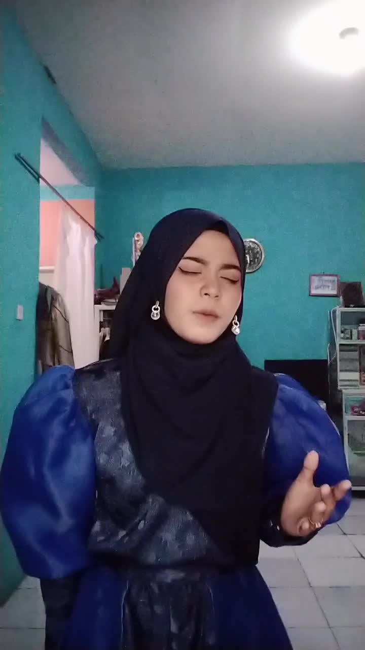 Hallo 🙌 Assalamualaikum warahmatullahi wabarakatuh 🙏 Perkenalkan saya Astri, 18 tahun-Cirebon.🥰 (Padamu ku bersujud-Ghanili)