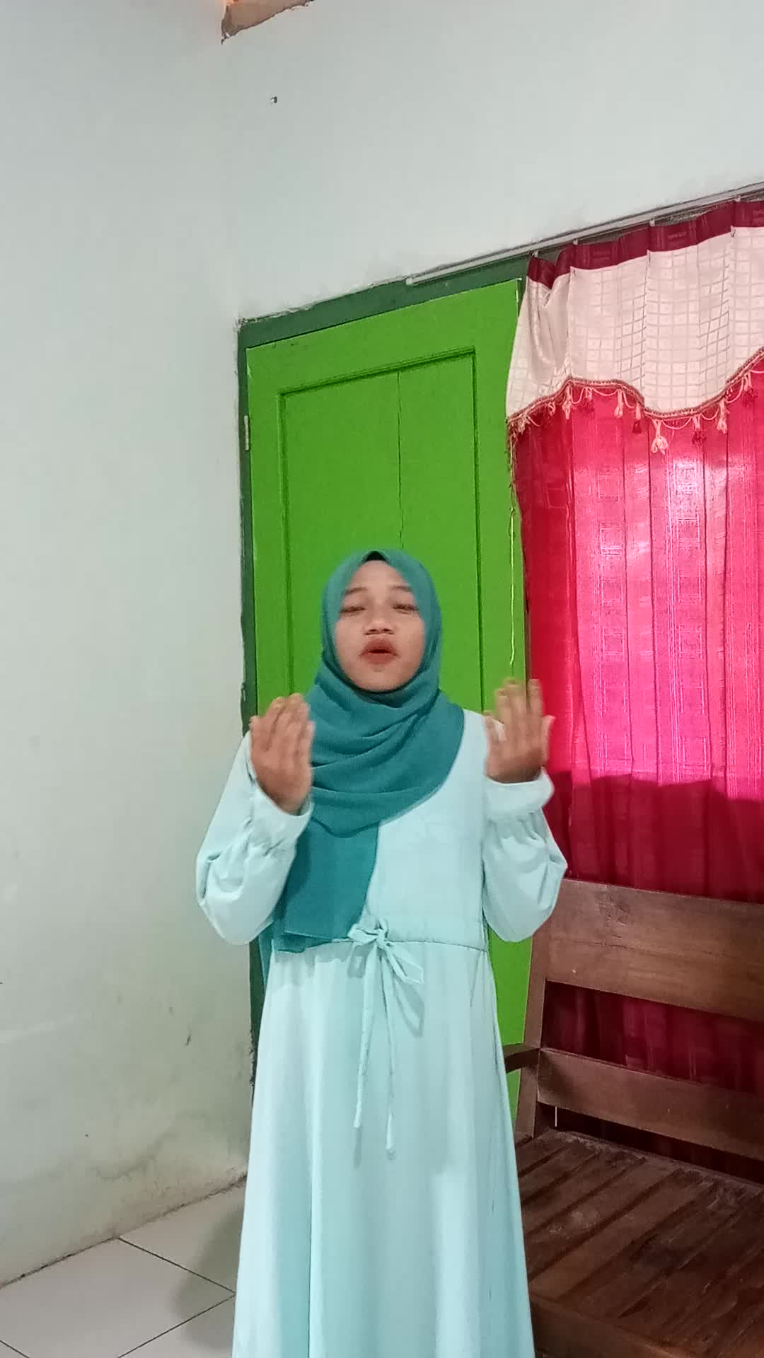 nama: dewi astuti umur : 24 th asal kota: Tuban Jawa Timur judul lagu : Nurul Musthofa