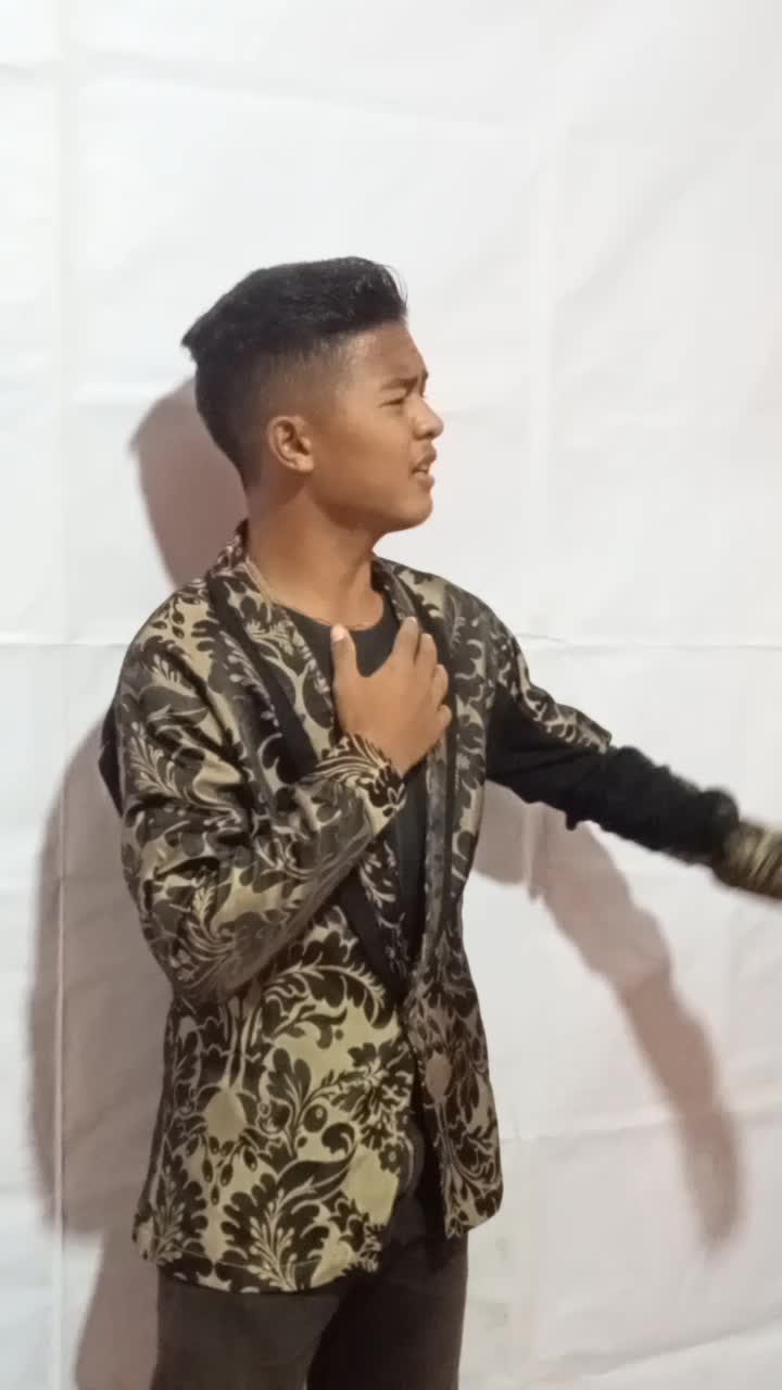 Egi Heriyandi  asal:labuhan Deli Sumut. umur:15 tahun judul lagu:sejengkal tanah