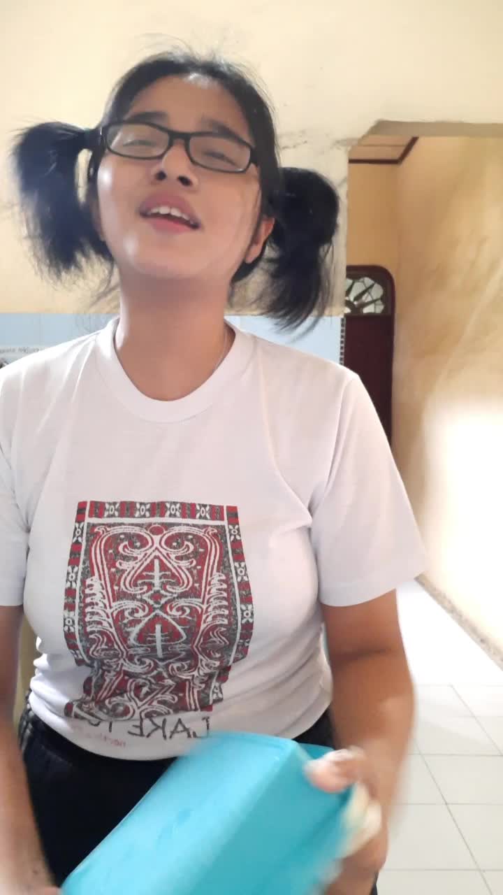 nyanyi sambil cuci piring