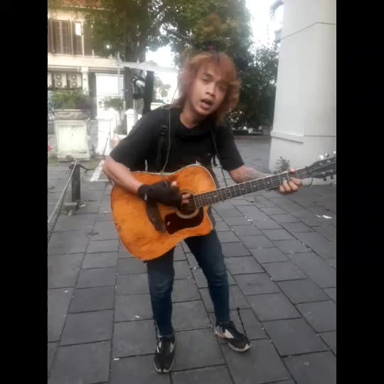 Musisi Unik dan Kreatif Cover Tanpa Batas Waktu dgn bermain Drum Gitar dan Vokal sekaligus #ArivKotu