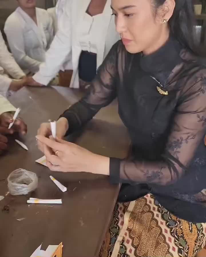 Belajar ngelinting rokok kretek