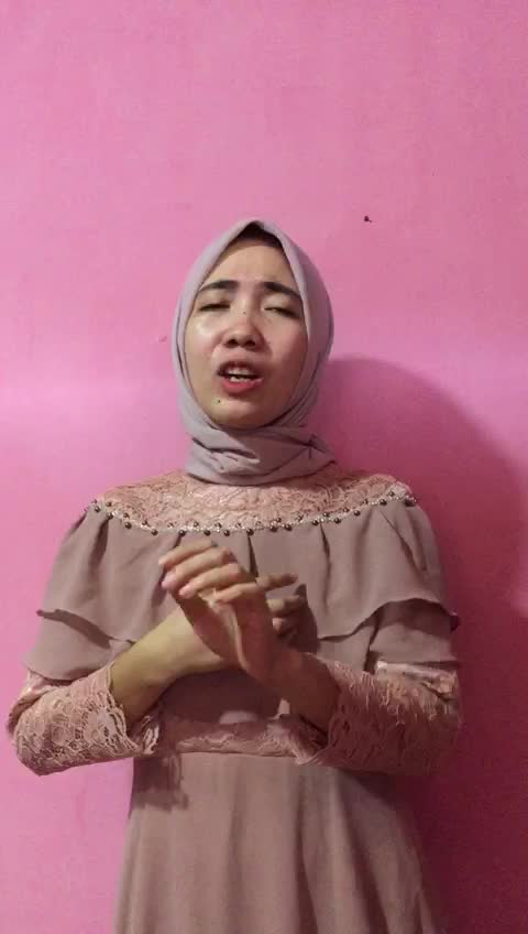 Nama : Sri Wahyuni
Umur : 23 tahun
Kota asal : Makassar
Judul lagu : Ummi tsumma ummi