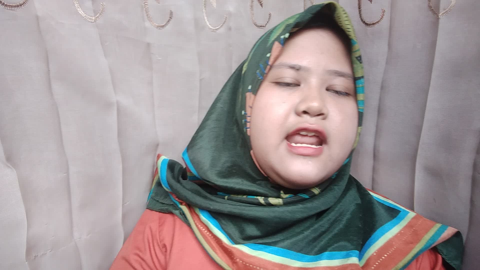 asallamualaikum wb. perkenalan nama saya syafrina nabila saya berasal dari Bukittinggi agam Sumatera barat hobi saya menyanyi umur saya 15th