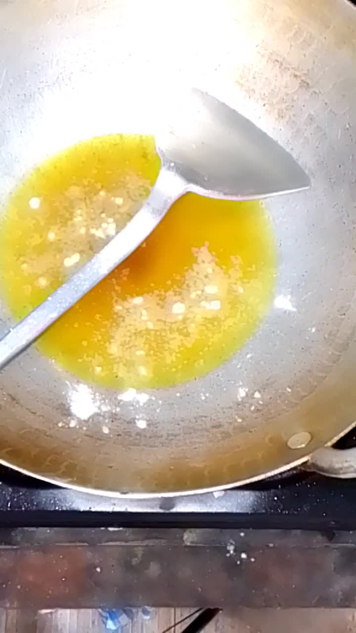 tips menggoreng ayam agak tidak bikin anda semua sewot kena cipratan minyak,abaikan yg ngomong nya 🤣🙏