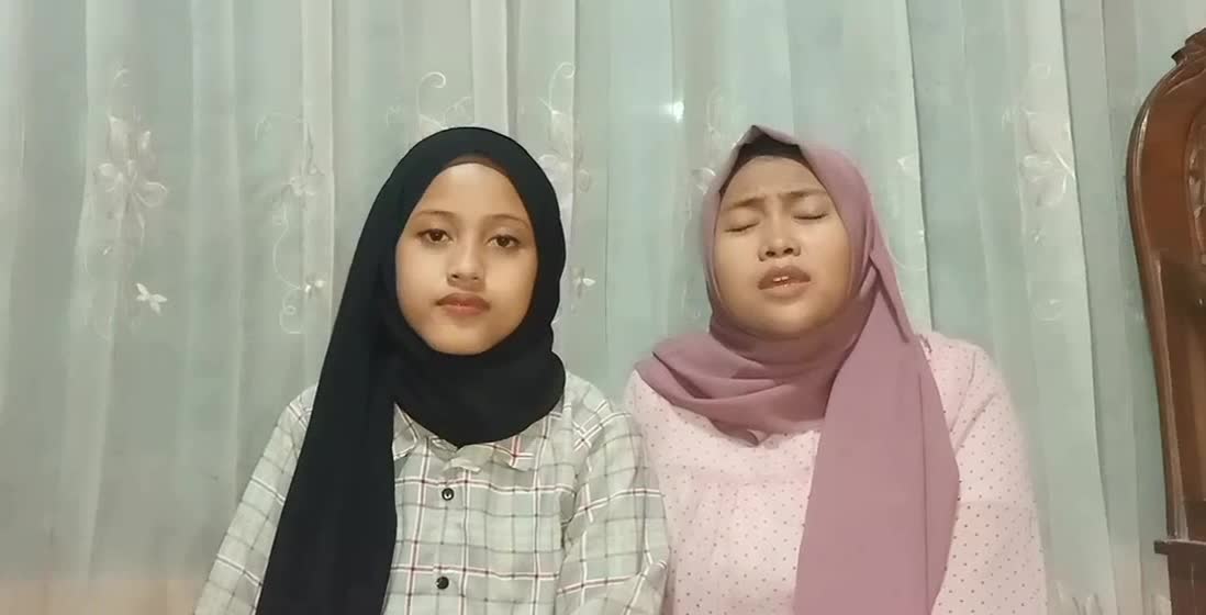 Salam wa Rohmah. Laili Wibawani dan Novi Intan, kami berusia 19 tahun. Laili asal Pasuruan & Novi Jombang kami berdomisili di Tulungagung. 