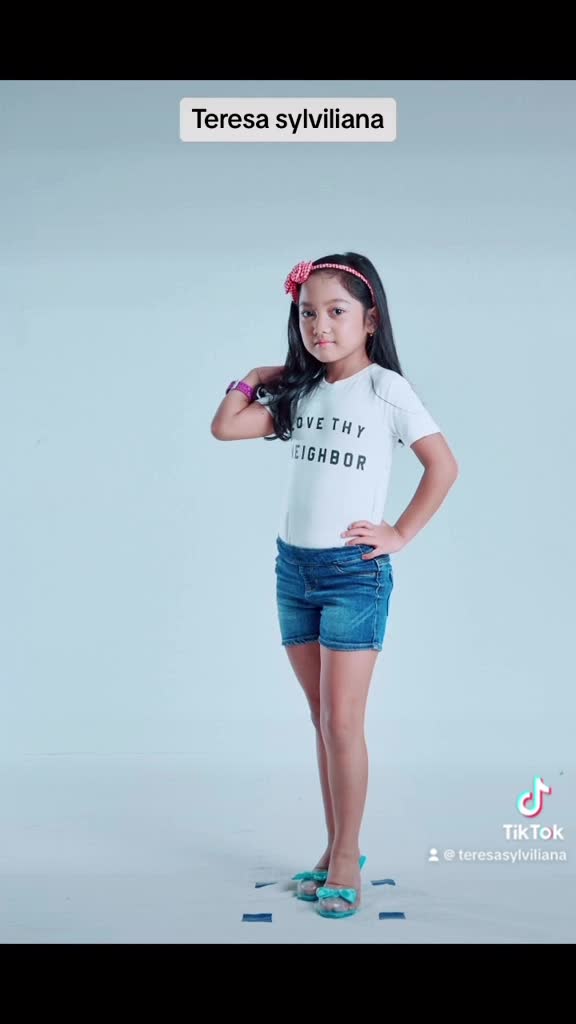 Teresa 8th on modeling, casual dress kids. Ig@teresa_sylviliana, yt@TeresaOfficial17