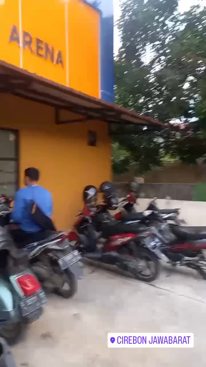 Ngevlog mau main badminton🏸Helm🪖 mau di pake ke dalam haduh ada-ada saja...hehe😄