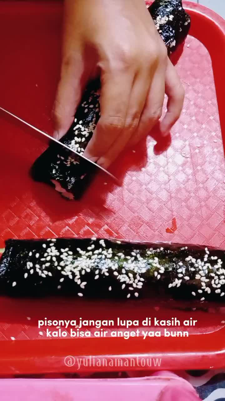 Sefruit tips buat gimbab ✨️. 🍙 Nori bagian kasar yang di atas buat di isi nasi
🍙