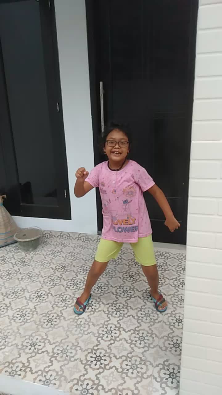 Nurfadilah Lagi ngelihat rumah tetangga dibangun