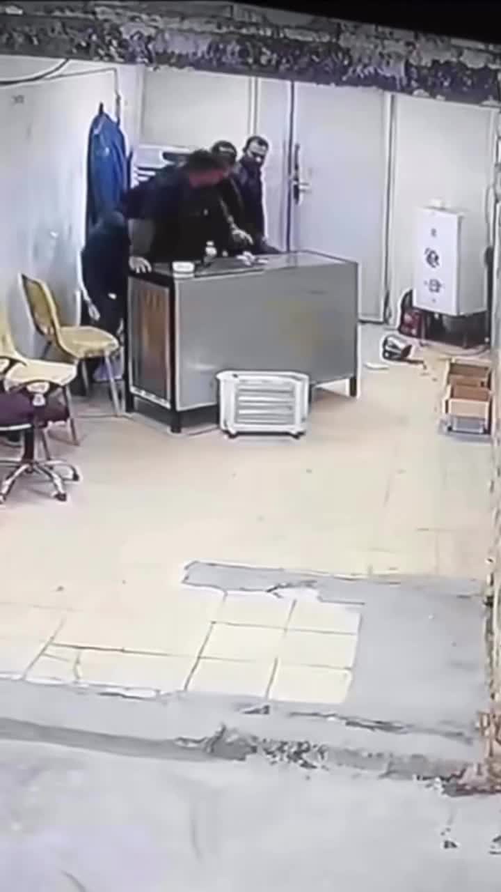 Yang Nutup Pintu Ga Ada Akhlak