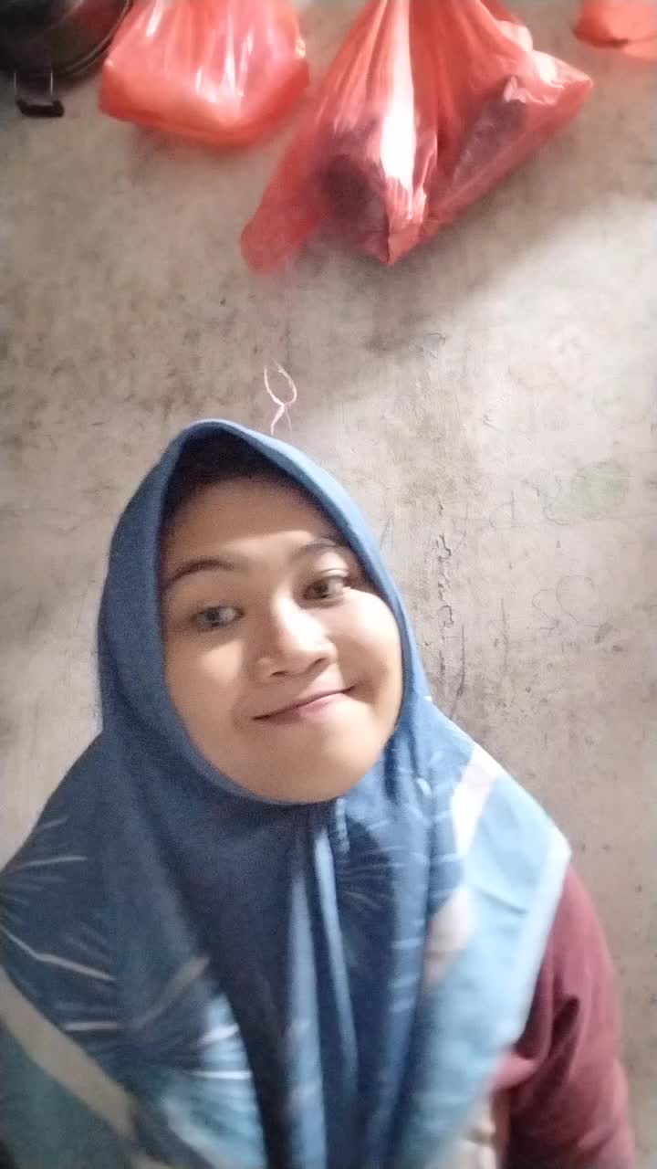 nama saya Fitri Kusumawardani umur saya 22 tahun asal dari Tangerang Banten saya menyayikan sebuah lagu berjudul sik asik pemyayi ayu ting2