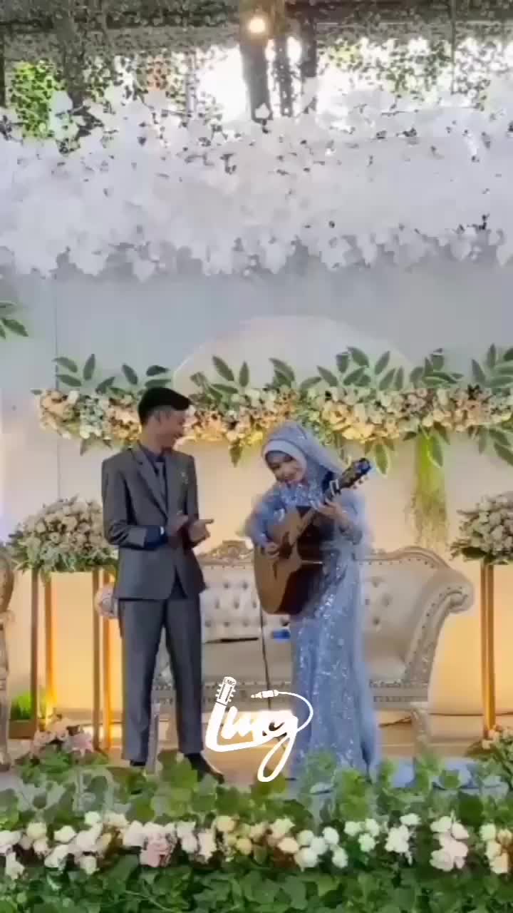 Main band di nikahan sendiri mungkin udah mulai banyak. Tapi yang maen pengantin wanitanya 