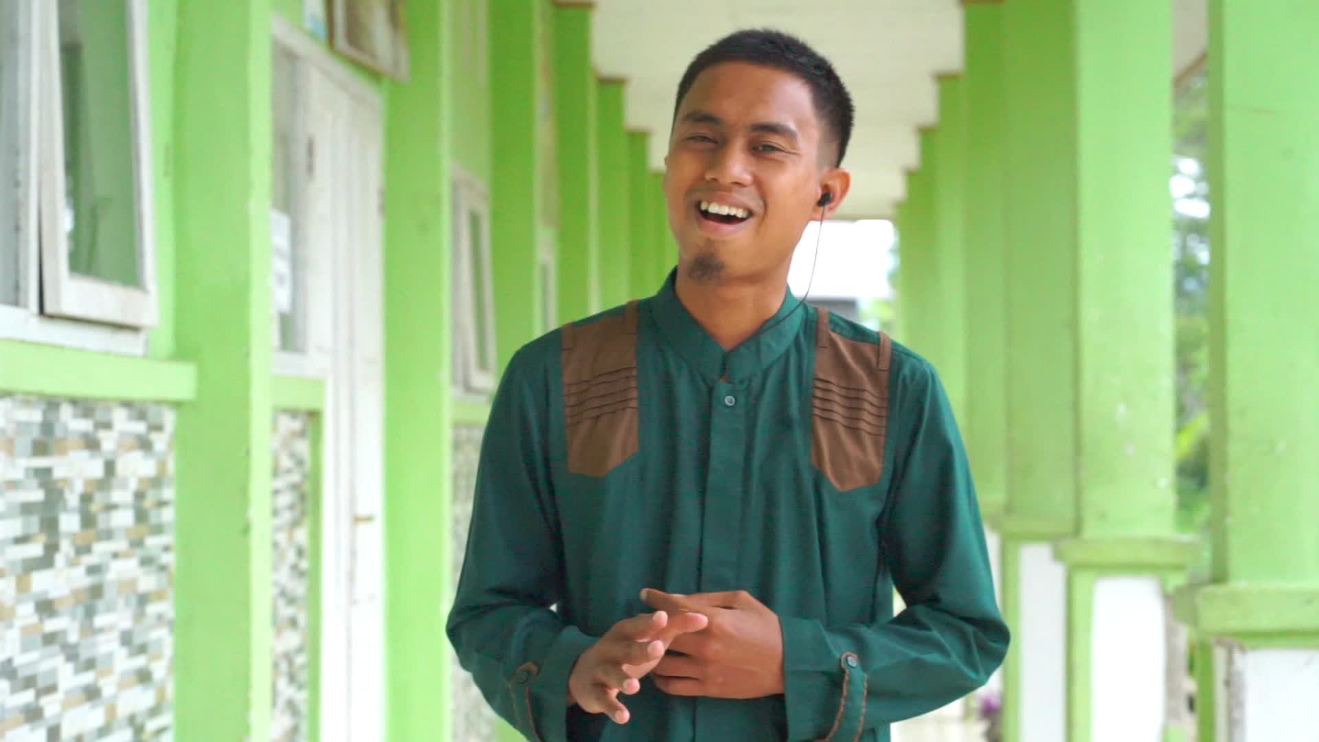 Fridiyanto_28 thn_ Cover Lagu_Edcoustic_Sendiri Menyepi.  Semoga Lantunan lagunya menginspirasi..