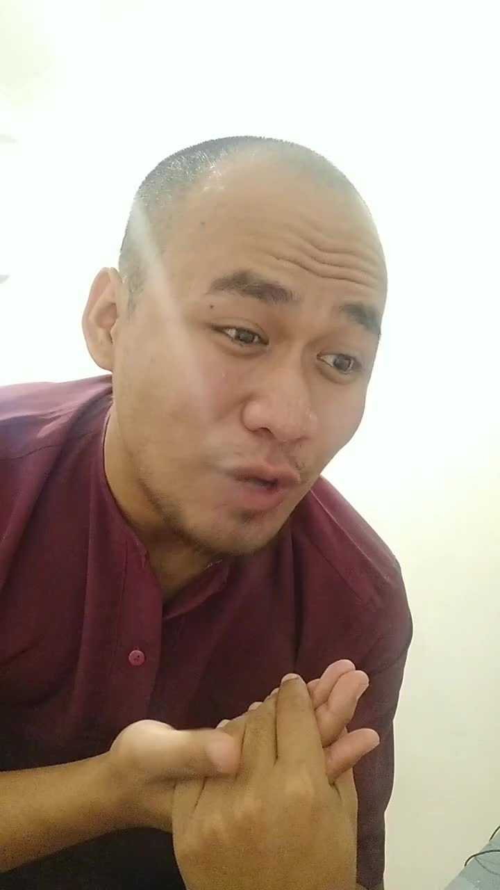 Kira kira adegan ini lagi ngapain ? 😂. itu tangan item nya kok sama yah...🤣🤣🤣🤣. Cinta kasih Papa Surya