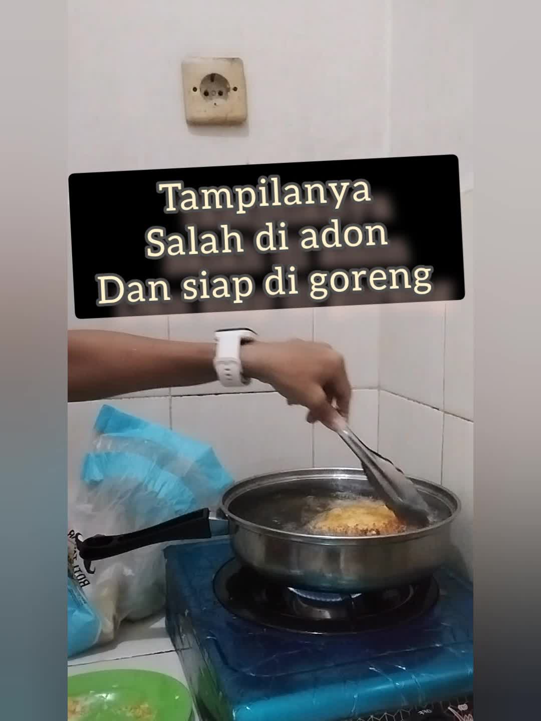 hari ini saya menampilkan Desert  Ice cream goreng Garing di luar meleleh saat di iris di belah .Di makan jdi kriuk banget guys