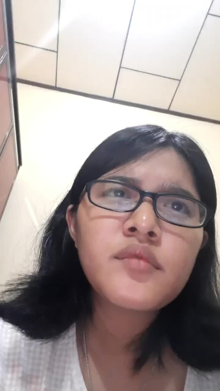 eh buset, itu bantal jd korban