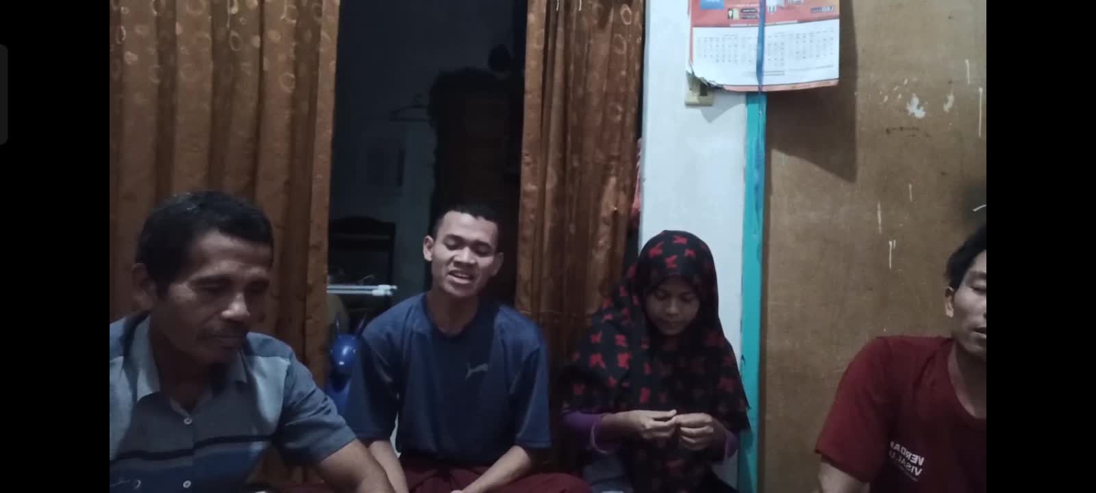 sholawat Isfa'lana bareng keluarga (bapak, kakak kandung, dan kakak ipar)
