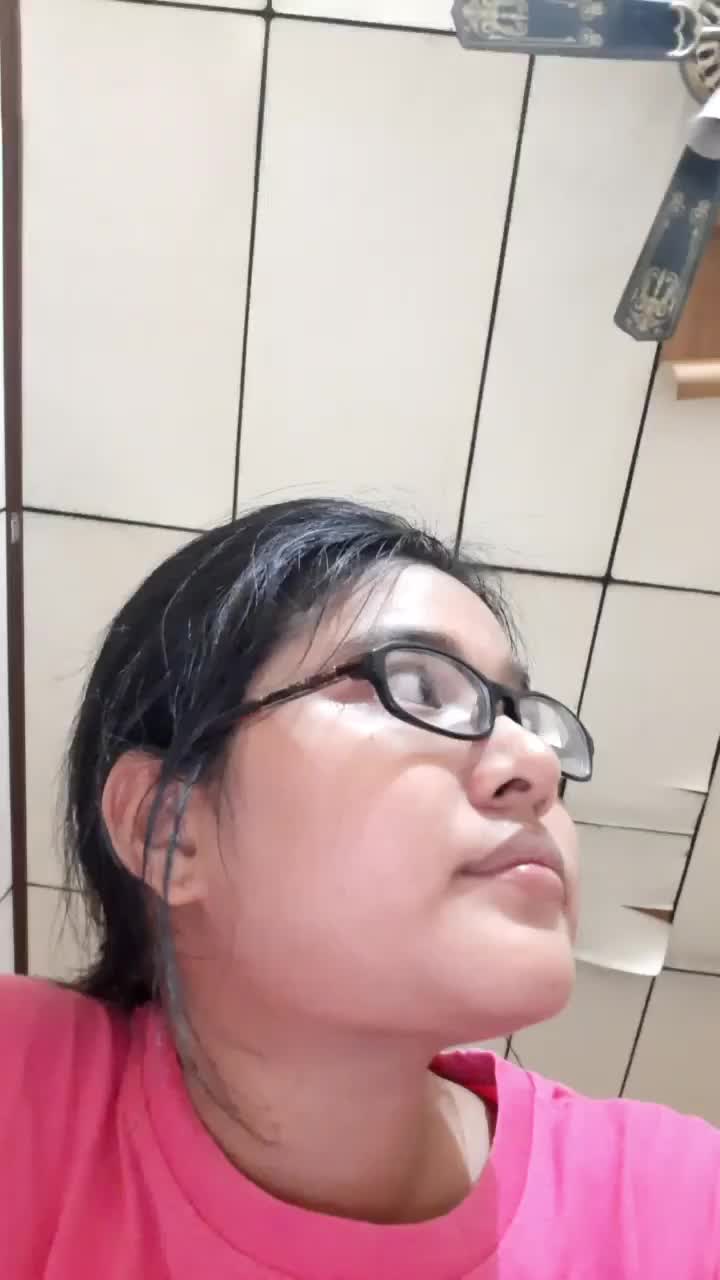 ngapain ngeliatin saya?