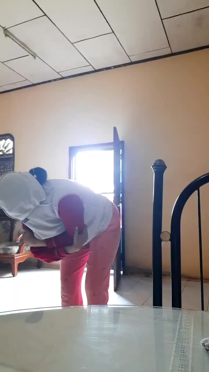 udahlah keluar mindik2, pake jaket kebalik, pake celana tidur, ditanya malah jawabnya gtu. dimarahin emak kan😅