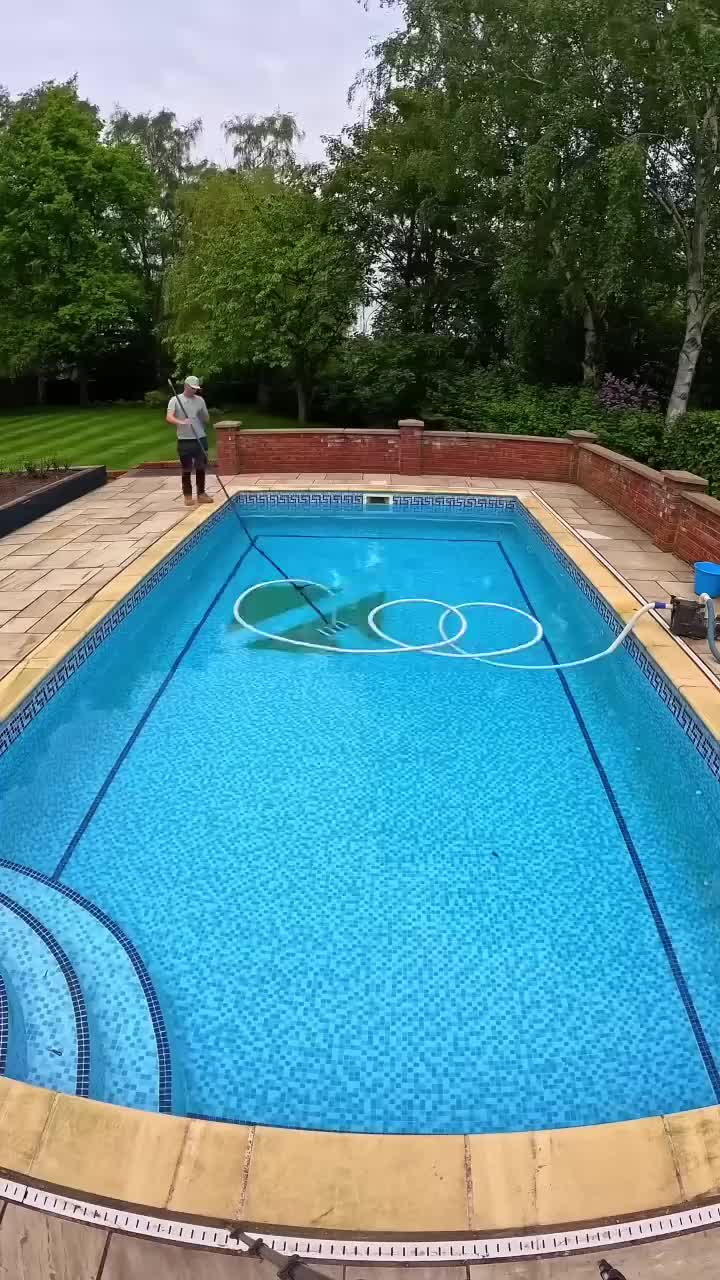 satisfying sekali bersihin kolam renang ini