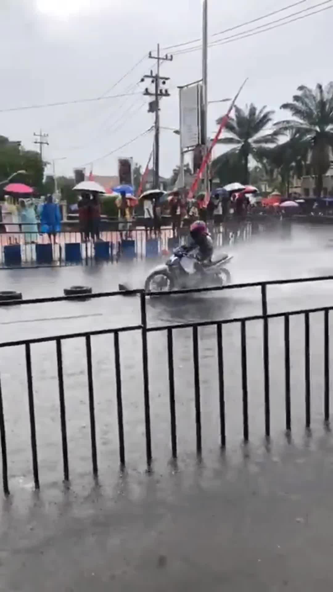 hujan banjir tetep gas poll