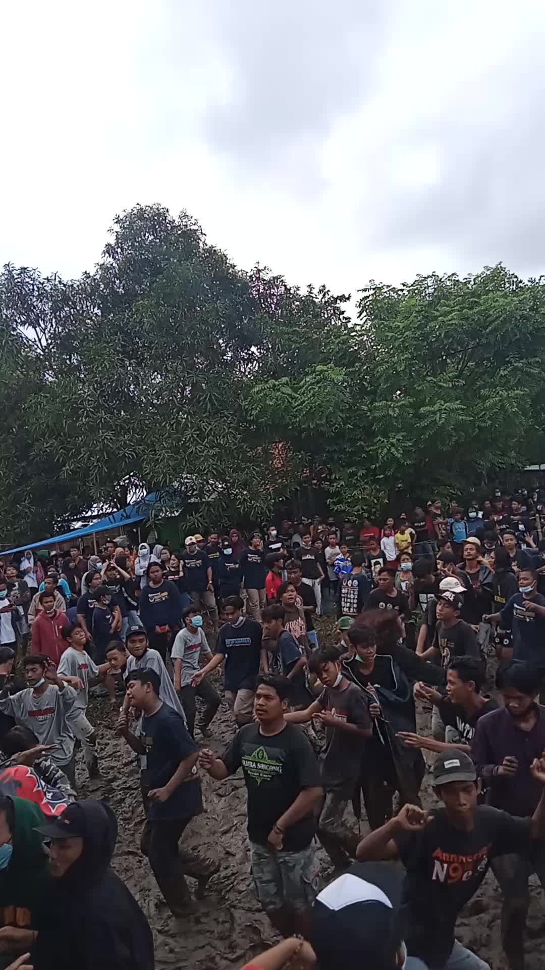 BAND TAVALS TERSEBUT IWAN FALS. KOTA BEKASI. JUDUL.BADUT.