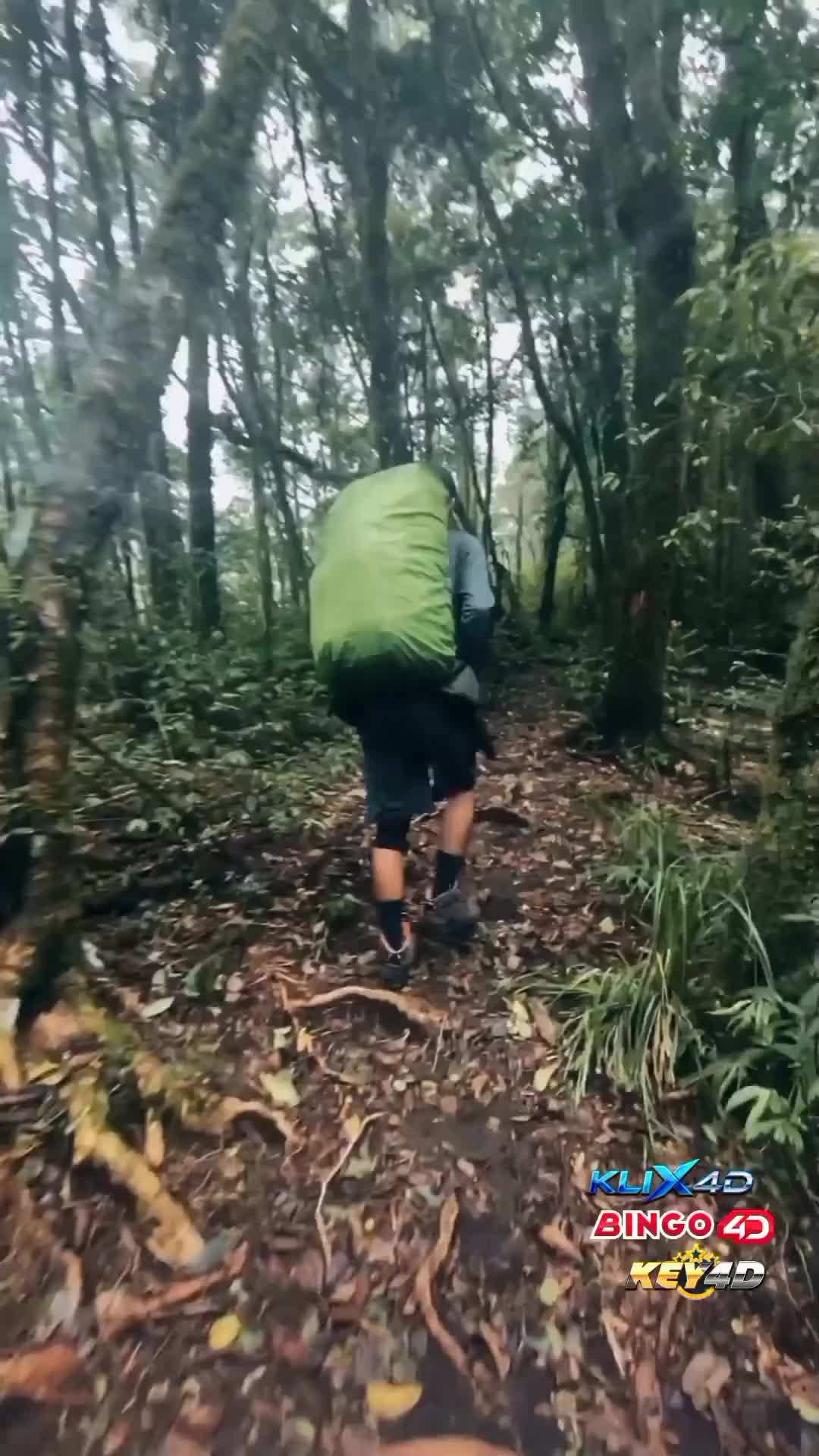 Jangan lupa saling sapa sesama pendaki ya gaes. Tapi jangan tiba tiba nanya outfitnya 😁
