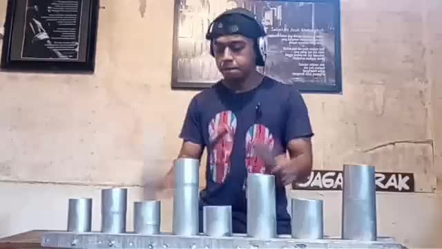 alat musik unik dari pipa paralon. kadang dalam keadaan yang sangat sulit ,terlintas untuk berhenti bermusik,mengikuti alur cerita tuhan. 