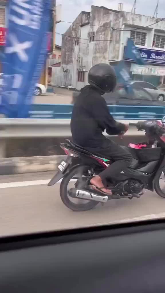 boncengan sama siapa pak