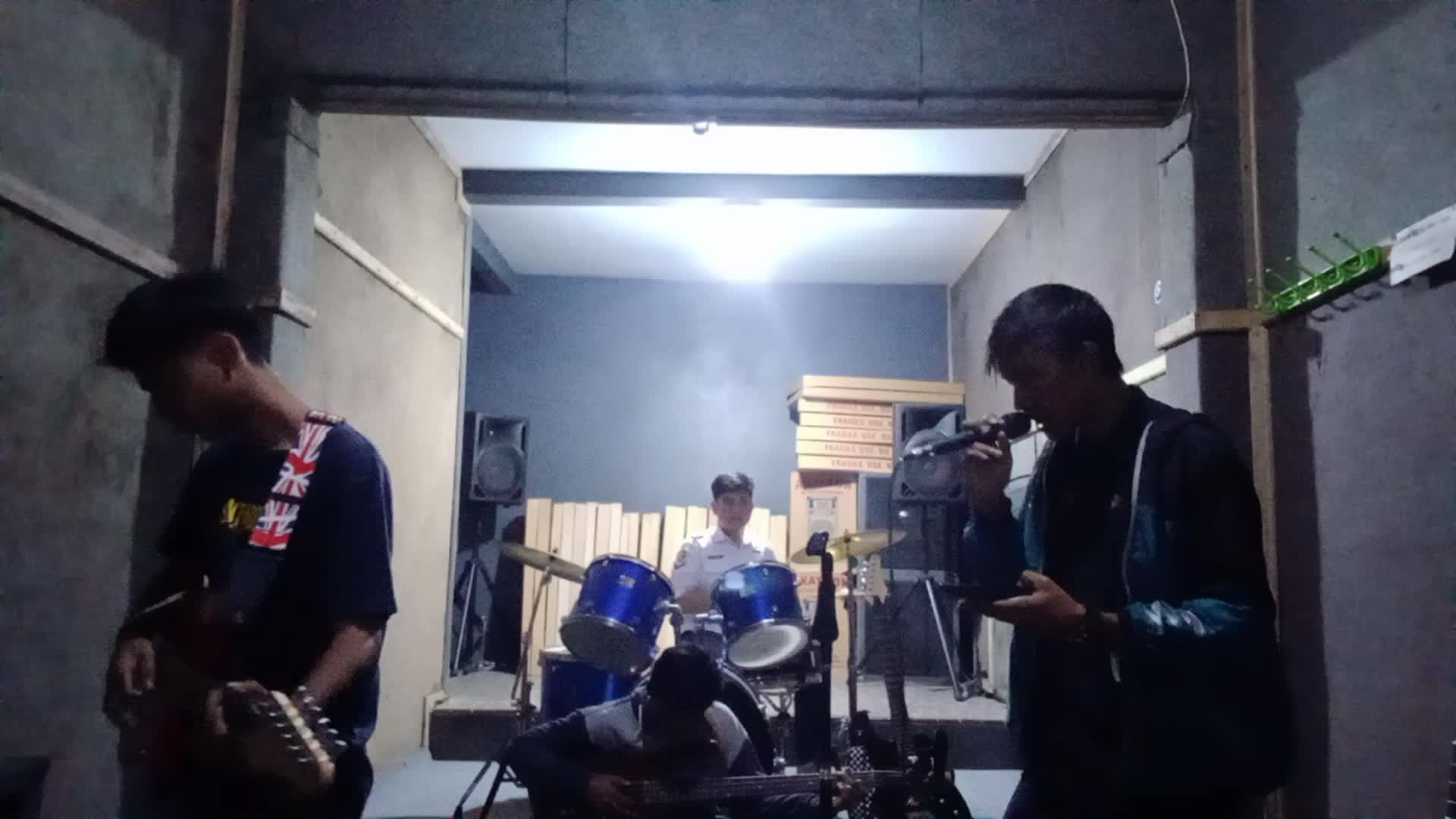 Cover Lagu NOAH - TOPENG masih belum klop band nya , sang drummernya diem-diem bae😄 tapi semoga terhibur