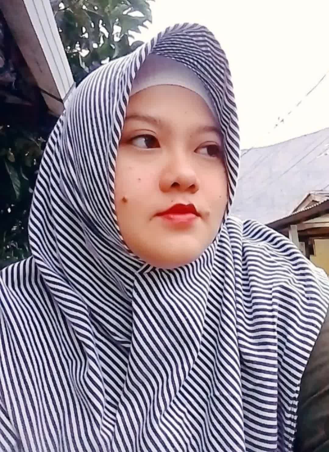 Lagu ke-2 saya ini, saya ciptakan waktu duduk dikelas2 SMA dg judul "Rindu". Lirik lagu saya save ya guys👌