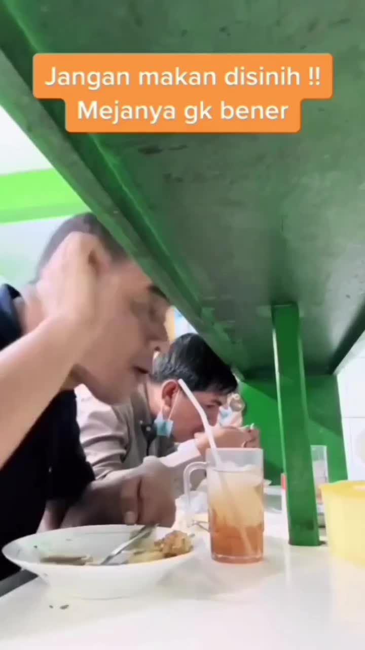 Mejanya Nyusahin Sekali