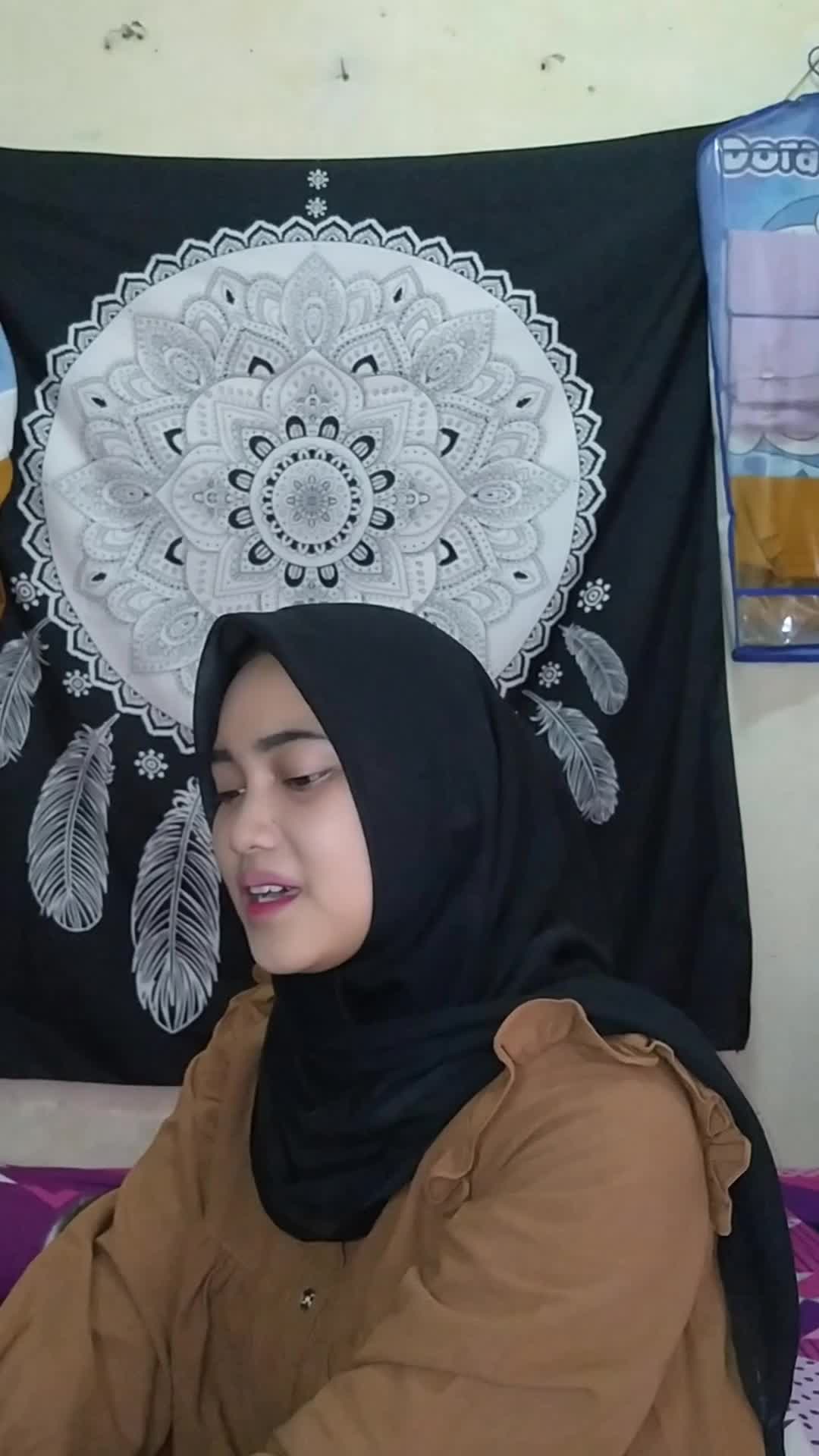 Nama saya Nina apriyana, umur saya 21 tahun saya dari Depok.  *yahanana* nada India #voiceoframdangtv