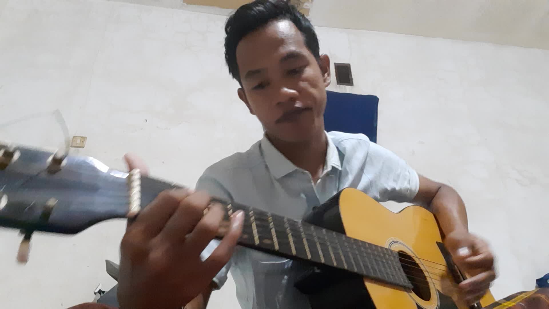 Nama: Abdus Salam. Umur : 26 Asal kota: Sampit, Kalimanatan Tengah Judul lagu: Allah Allah Aghisna