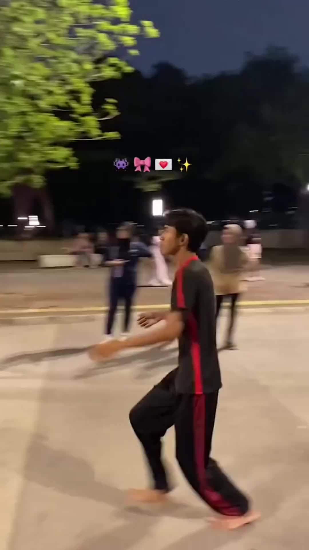 Ga saling kenal tapi muda-mudi ini nostalgia hidupkan kembali permainan seru di masa kecil saat berolahraga di GBK