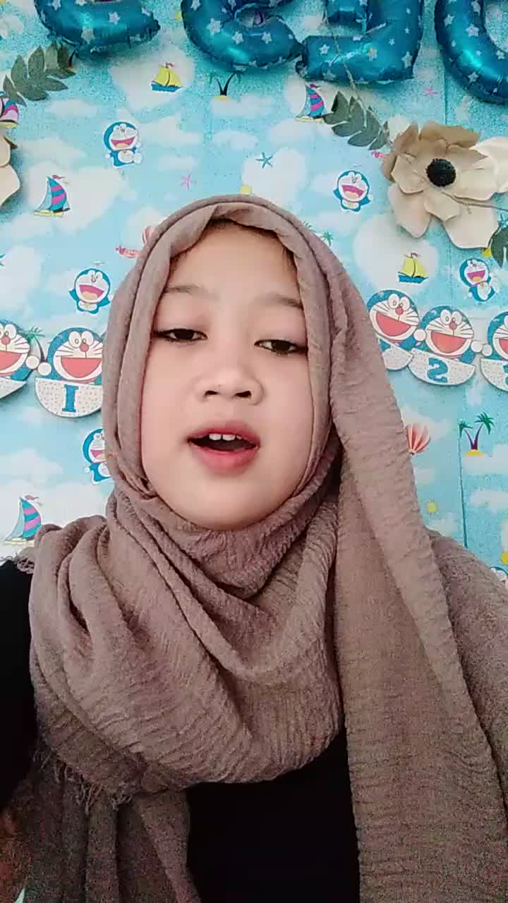 assalamualaikum perkenalkan nama saya Dede Kurniasih_umur saya 16 tahun_asal saya dari Bekasi Jawa Barat_judul sholawat ROQQOT AINA
