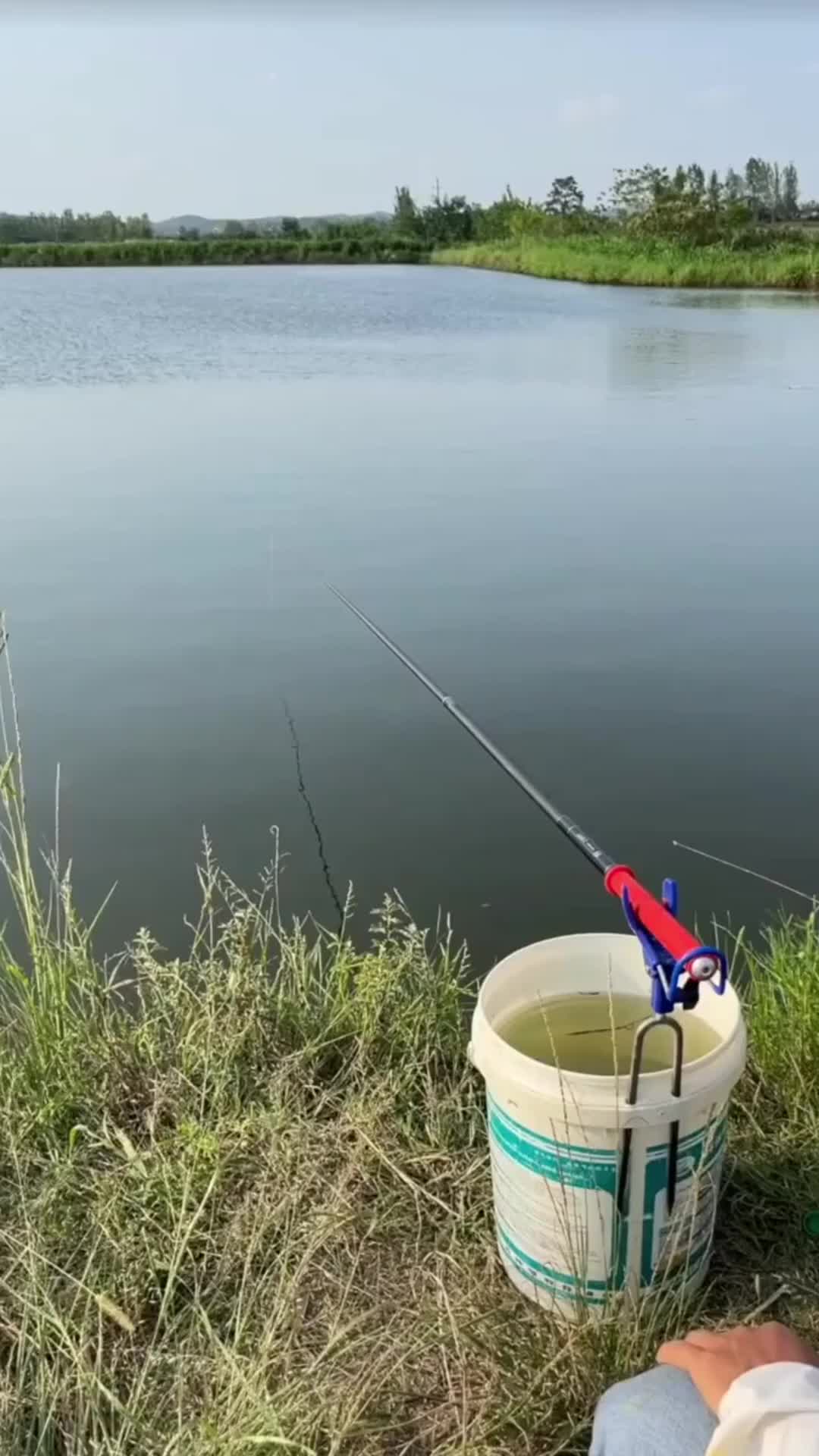 360 degree rotating fishing rod holder