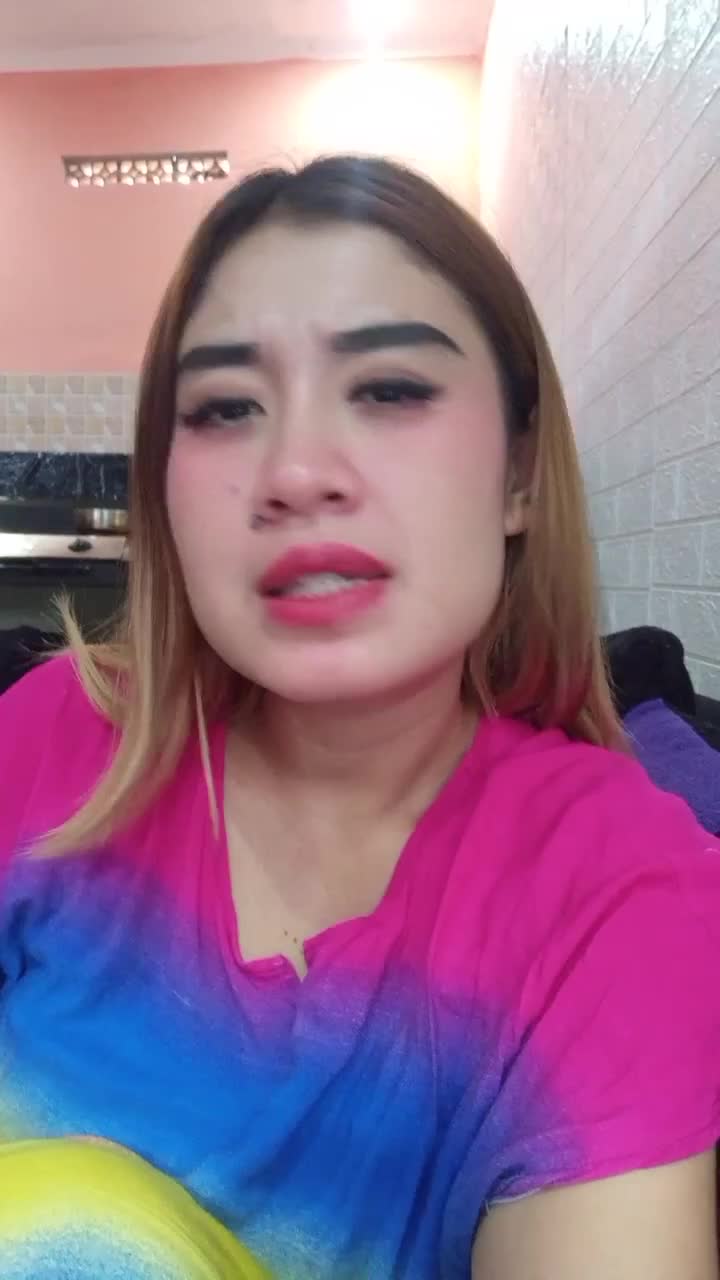 kerjaan udah beres tinggal nyetrika nonton dulu gosip selebritis 😁